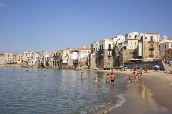 Vista de la playa de Cefalu en Sicilia