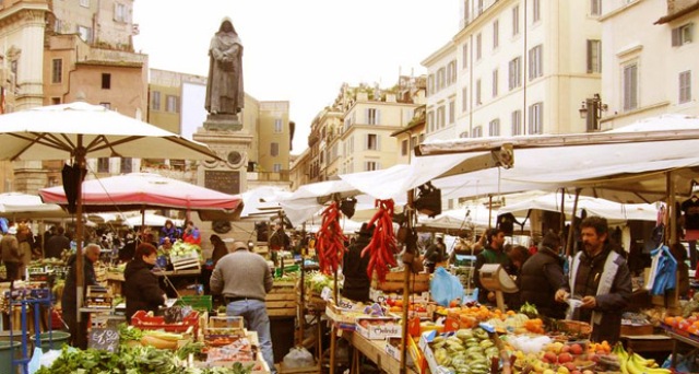 Puestos de ventas en Campo di Fiori en Roma