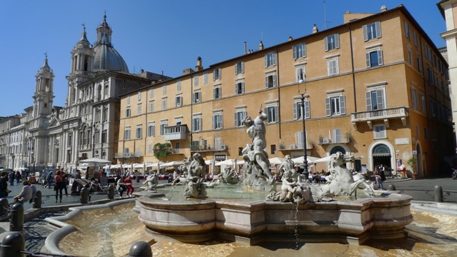 Una de las muchas plazas en el centro de Roma