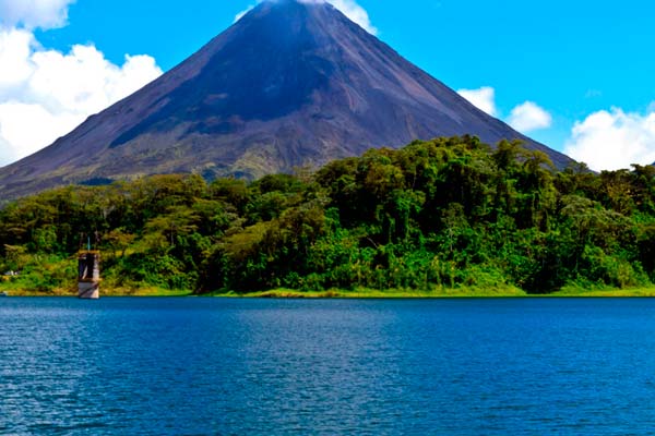 Costa Rica combina playas y montaña para turistas
