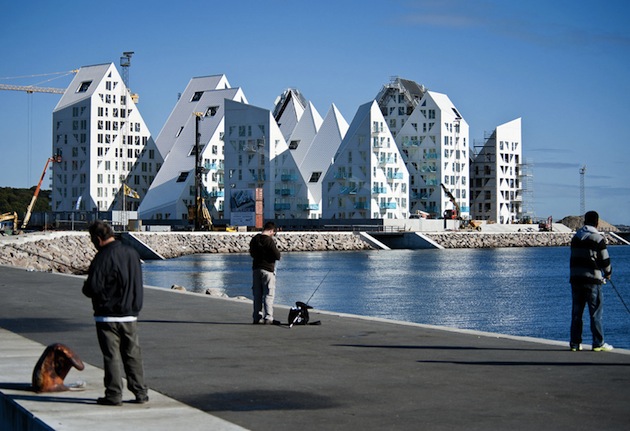 edificaciones modernas junto al mar