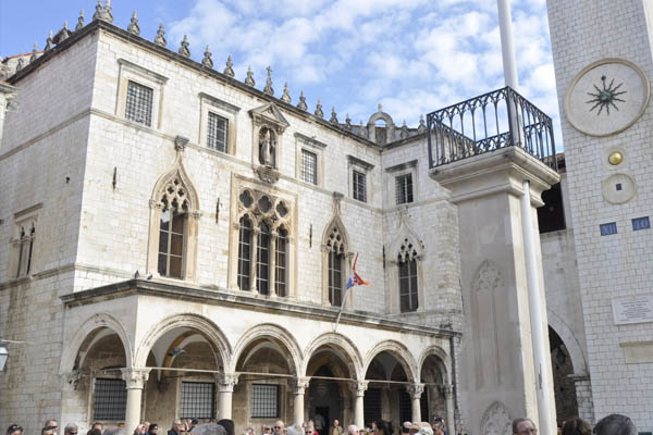 Algunos monumentos de Dubrovnik: Torre del Reloj y Palacio Sponza