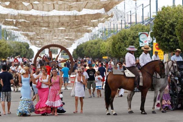 La Feria de Málaga es buena ocasión para recurrir a los trajes típicos y gastronomía
