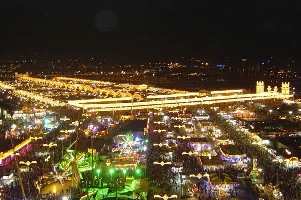 Vista aérea, desde la noria, de la Feria de Málaga y su iluminación