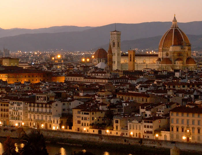 Vista nocturna de Florencia en la Toscana