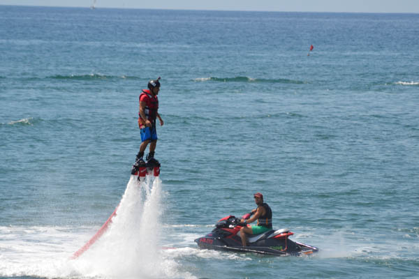 En Sitges podemos disfrutar de actividades acuáticas como el Flyboard