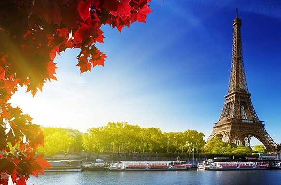 Amanecer cerca de la torre eiffel