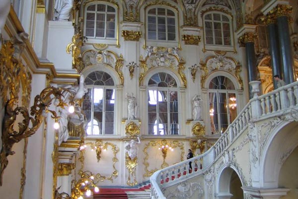 Escaleras en el interior del Museo Hermitage