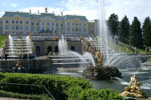 Jardines y parques donde pasesar en Peterhof