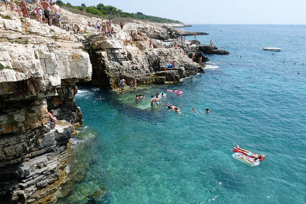 Cabo de kamenjak, con aguas cristalinas en las que difrutar del mar