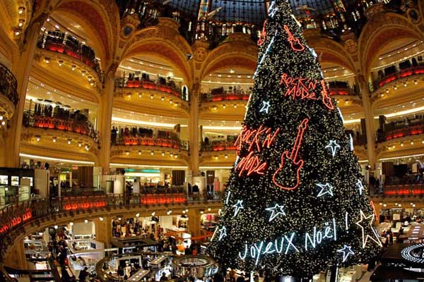 Gran árbol de navidad que se instala en esta zona comercial de París