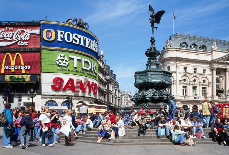 Picadilly Square llena de gente durante el día