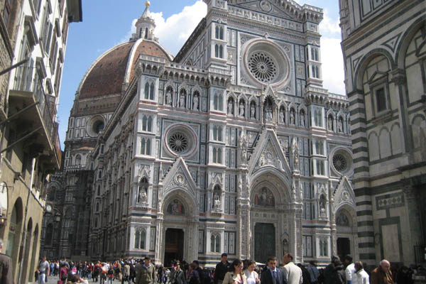 Florencia está repleta de lugares turísticos, como el Duomo