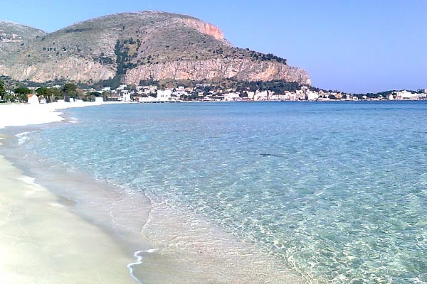 Playa de Mondello en Sicilia