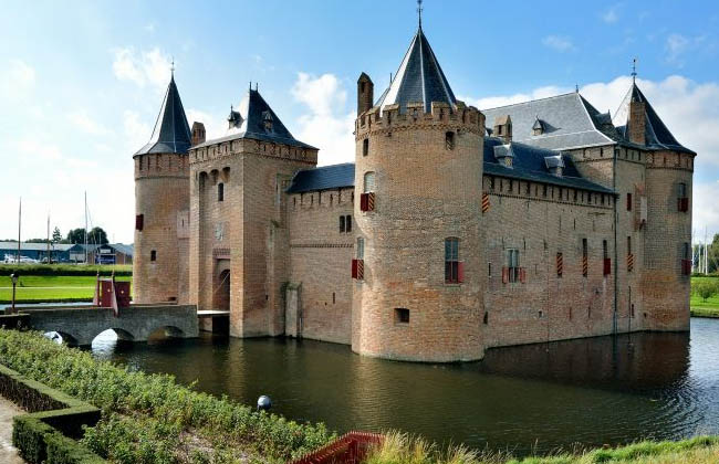 Castillo de Muiderslot que podemos visitar desde Ámsterdam en ferry