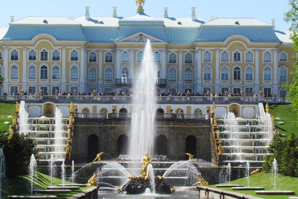Palacio de Peterhof, donde encontramos un gran edificio y unos hermosos jardines
