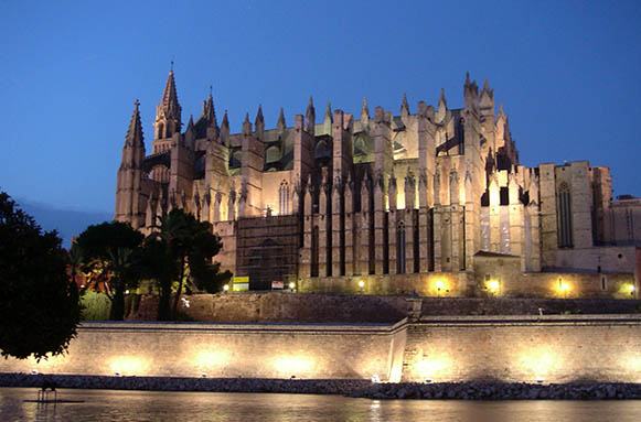 La catedral de Mallorca está cerca de algunos de los apartamentos Wuking
