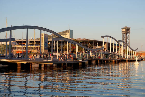 Paseo por las tiendas y bares de la Barceloneta, junto a la playa