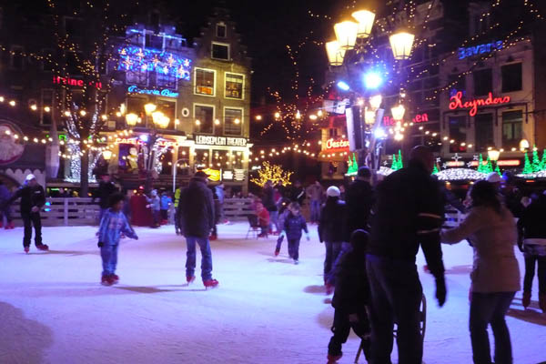 Pista de Hielo en Leidseplein, zona de ocio nocturno de Ámsterdam