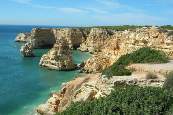 Playa cercana a la población de Algarve