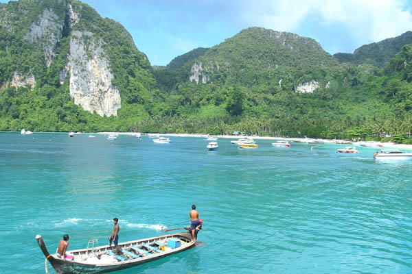 Playa en Phuket para unas vacaciones de agosto exóticas