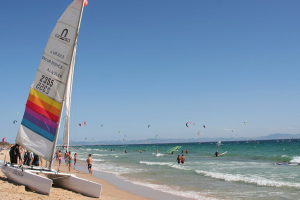 Playa gaditana de Valdevaqueros para práctica de deportes acuáticos