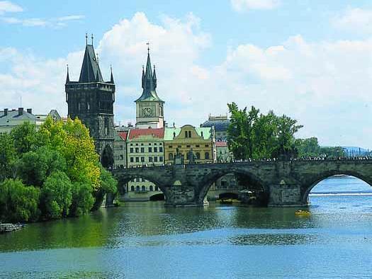 Puente sobre el rio en Praga