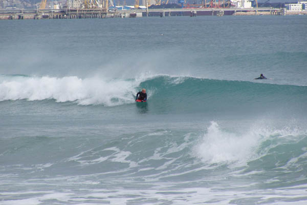 En la Costa Dorada hay varios lugares donde podemos practicar surf