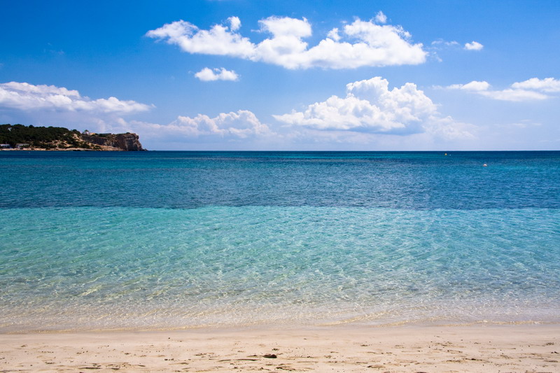 Playa desierta en Ibiza