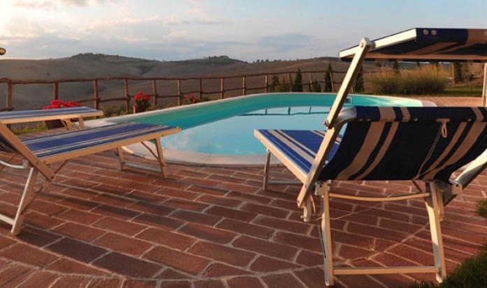 terraza con piscina de un apartamento para alquilar