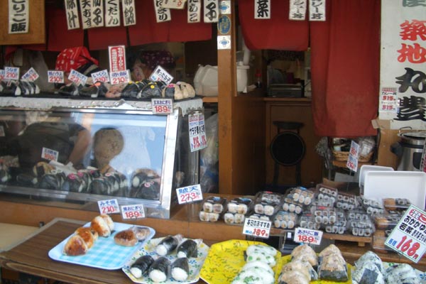 Tienda para degustar sushi cerca del Mercado de Tsukiji en Japón