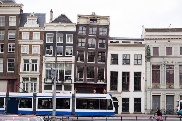 Tranvia que recorre algunas calles de Amsterdam